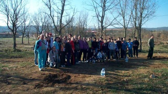 Alumnos y profesores del Instituto de Camarzana ayer en la zona de Ferreras de Abajo.