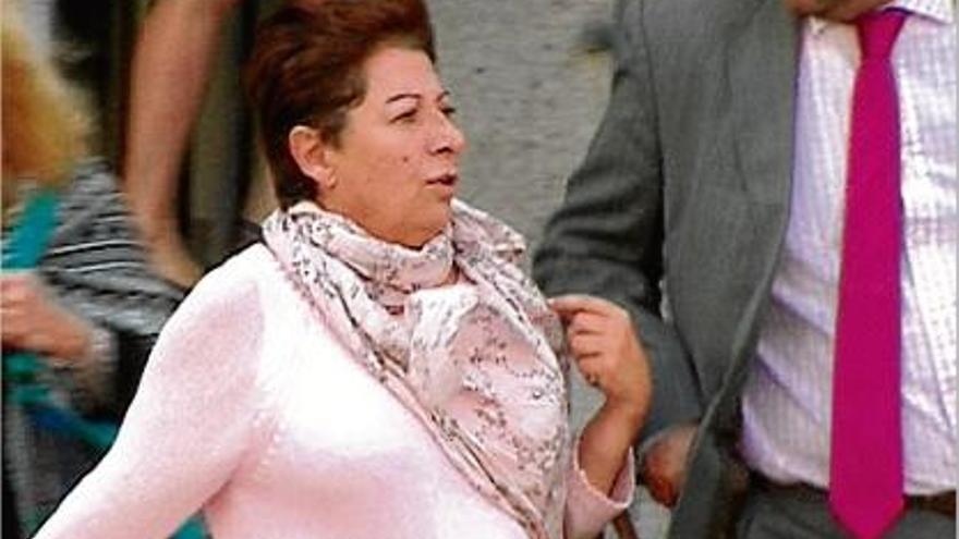 La secretària personal de Rato, Teresa Arellano, sortint dels jutjats després de declarar.