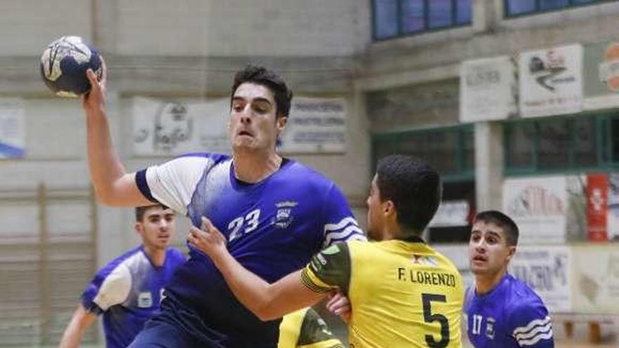 Carlos Meira, en el partido ante el Lavadores. // Ricardo Grobas