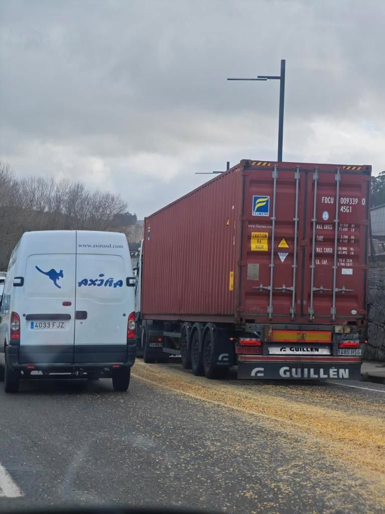 El camión que perdió la carga de maíz en el polígono de Sabón.