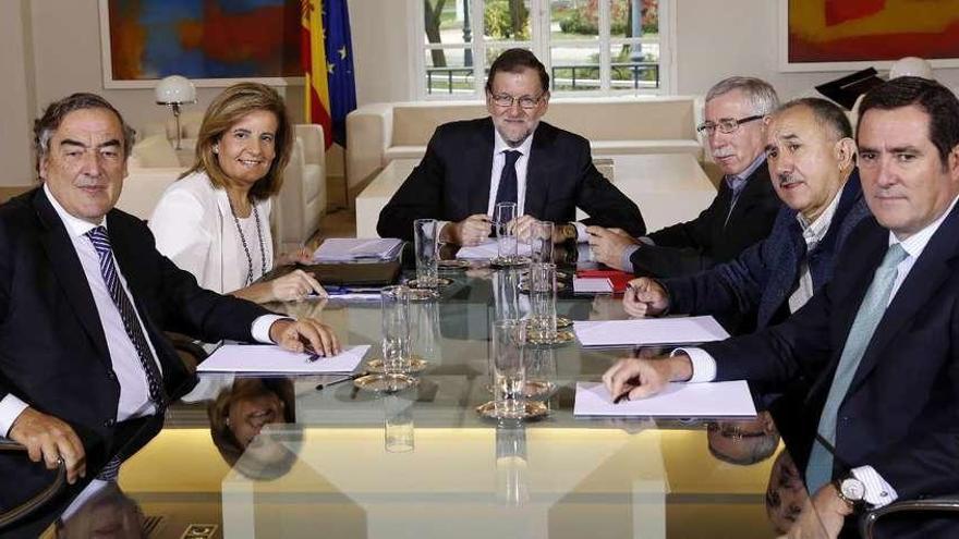 De izquierda a derecha, Juan Rosell, Fátima Báñez, Rajoy, Fernández Toxo, José Marína Álvarez y Antonio Garamendi, en La Moncloa. // Efe