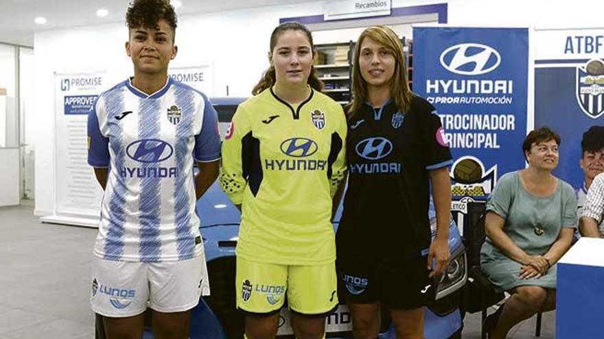 Ray Silva, Natalia Martínez y Marina Tugores durante la presentación del nuevo equipo femenino.