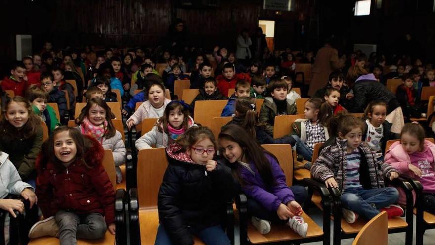 Escolares del Alfonso Camín en el cuentacuentos.