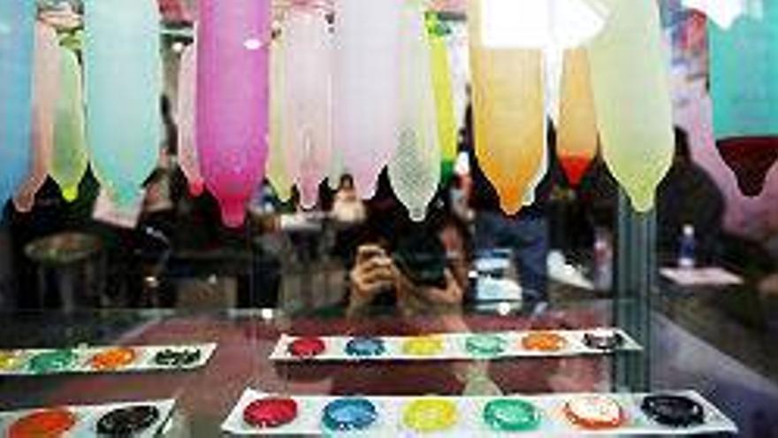...las acciones de primer fabricante de condones del país se disparan en bolsa