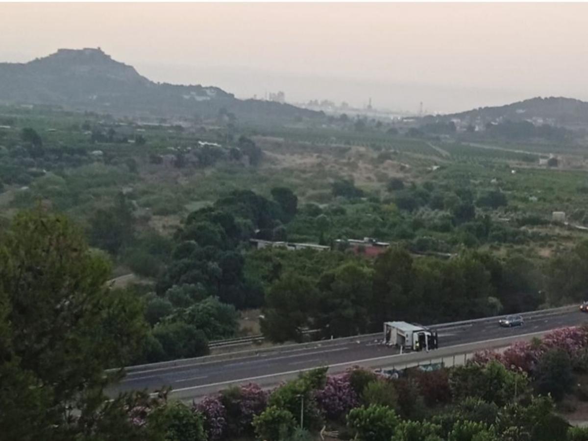 Un camión corta los dos carriles de la A-23