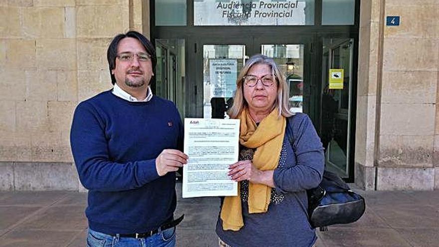 Responsables de Adafi Alicante con la denuncia presentada.