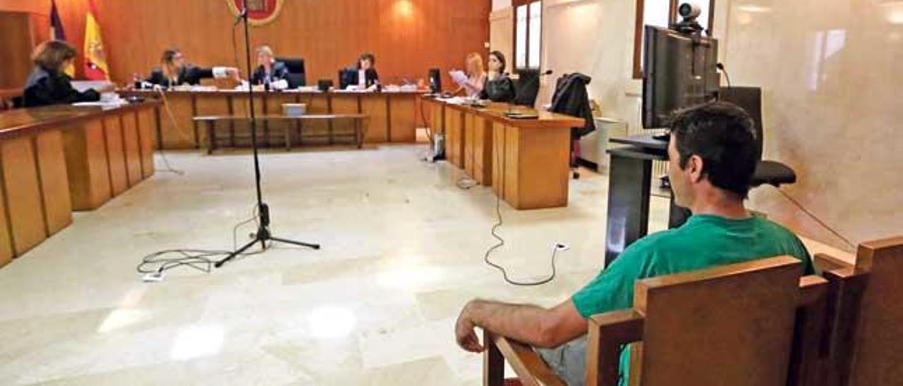 El acusado, un indigente rumano de 32 años, durante el juicio celebrado en la Audiencia Provincial de Palma.