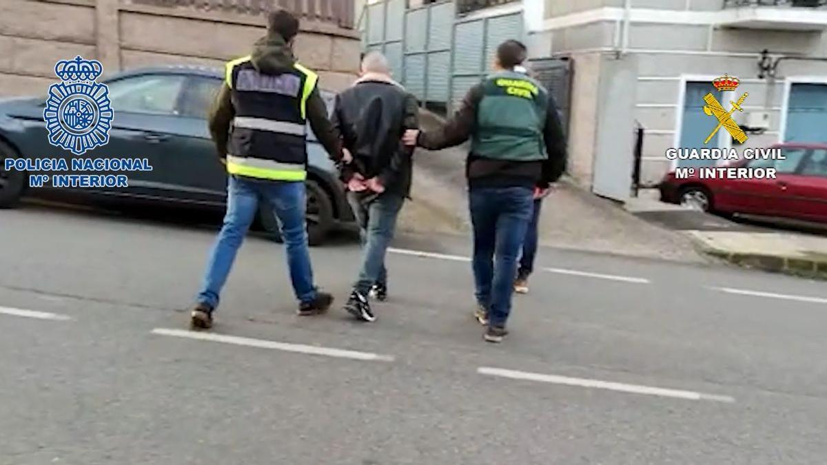 Momento de la detención del piloto del helicóptero.