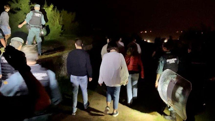 La Guardia Civil desaloja a un grupo de jóvenes en un botellón