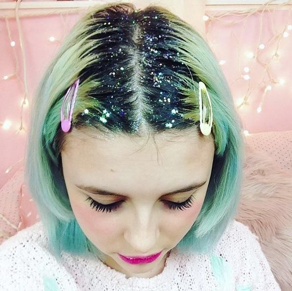Tendencia en Instagram: purpurina en la raíz