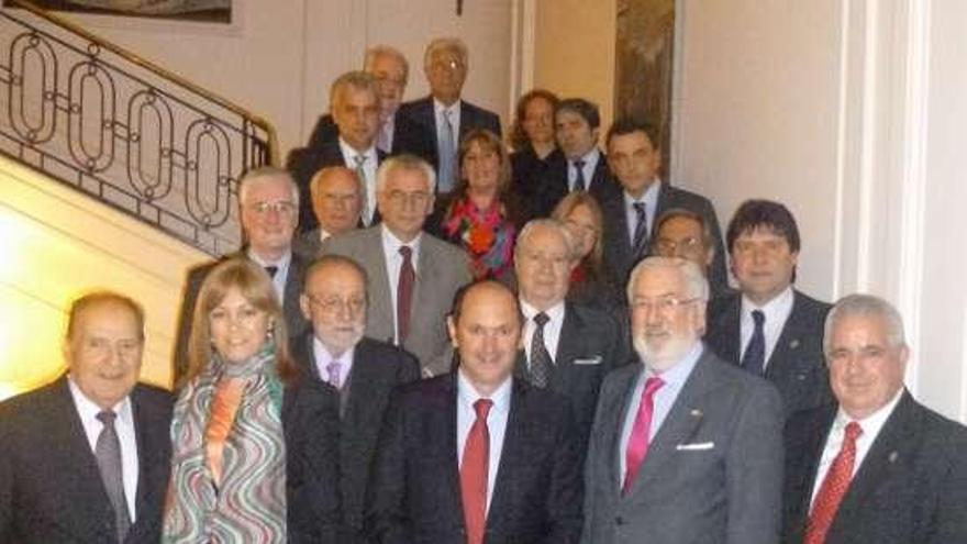 Louzán, con el embajador y otros representantes.  // FdV