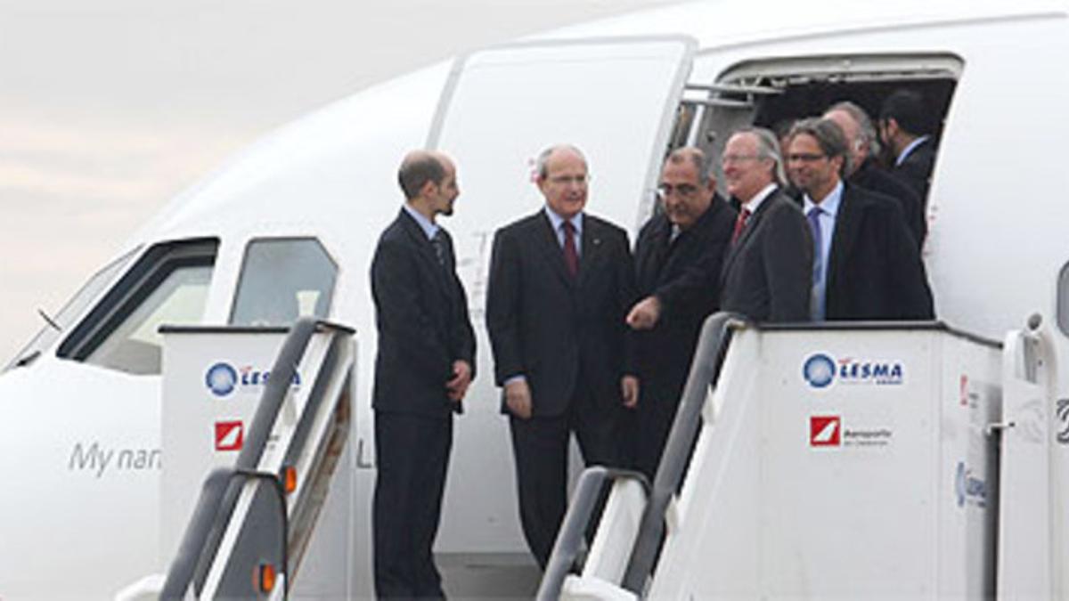 Montilla, Nadal, Piqué, Benach y Carod (tapado), tras el aterrizaje ayer en el aeropuerto de Alguaire.