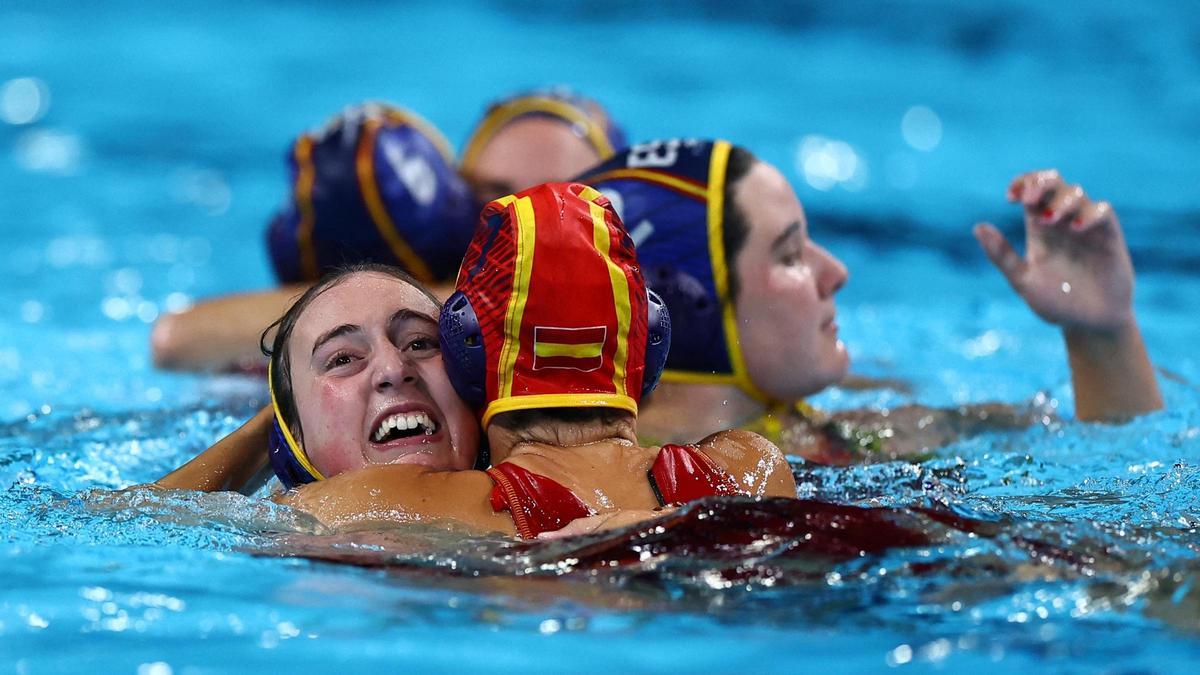 Los waterpolistas españolas celebrando la victoria