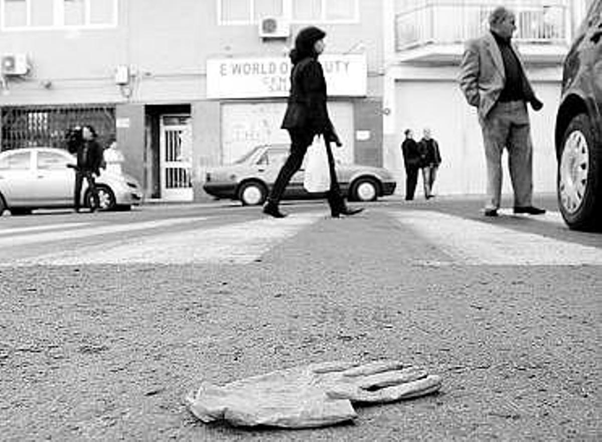 Un guante sanitario en el lugar donde se produjo la agresión.