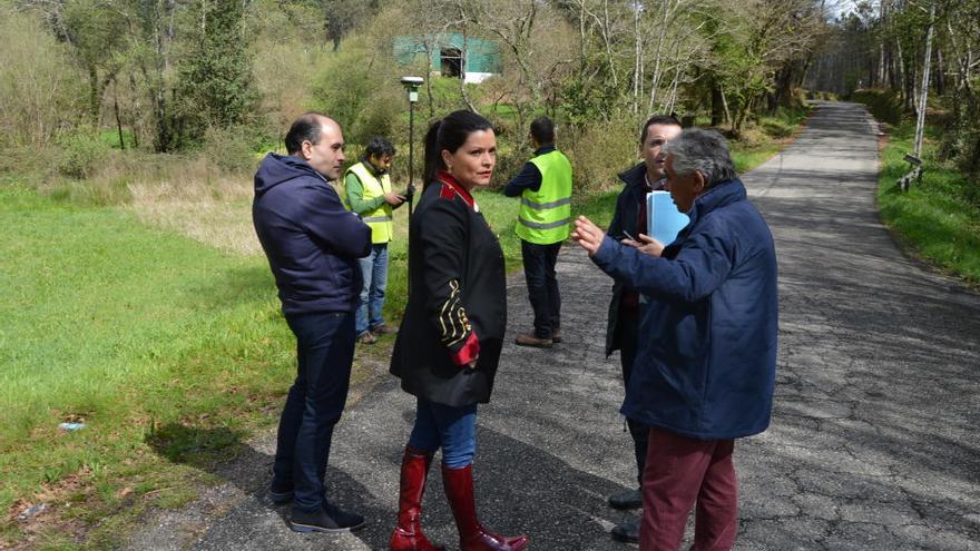 La alcaldesa de Mos, Nidia Arévalo, revisa los trabajos previos de la senda peatonal de Torroso. / FdV