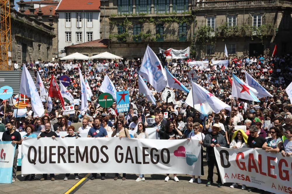 Milleiros de persoas reivindican o galego // X. Álvarez