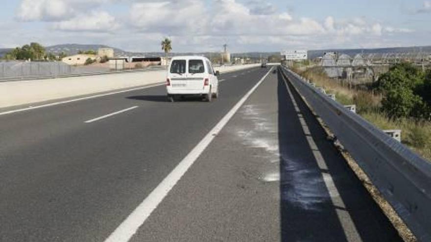 Un motorista crítico al ser embestido por el coche de una conductora ebria