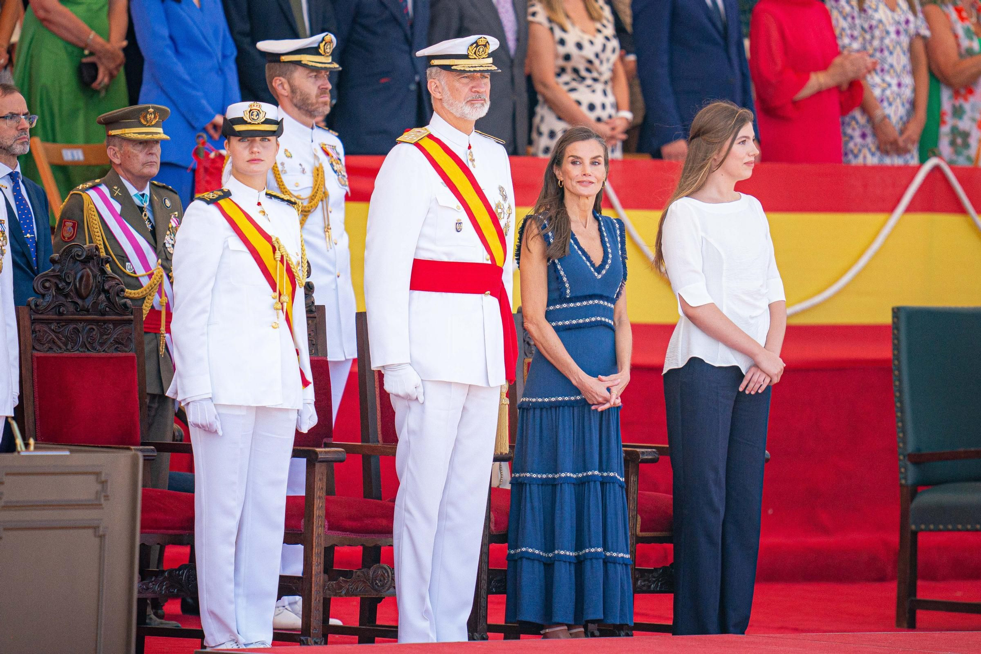 Leonor recibe de manos de Felipe VI la Gran Cruz del Mérito Naval en Marín