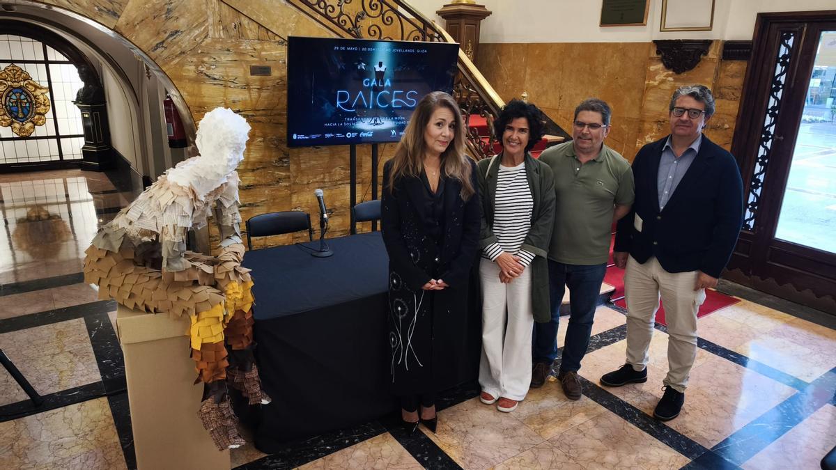 Por la izquierda, Virginia Azbueta, Sara Menéndez, Toño Migoya y Fernando Losada, en la presentación de la Gala Raíces.