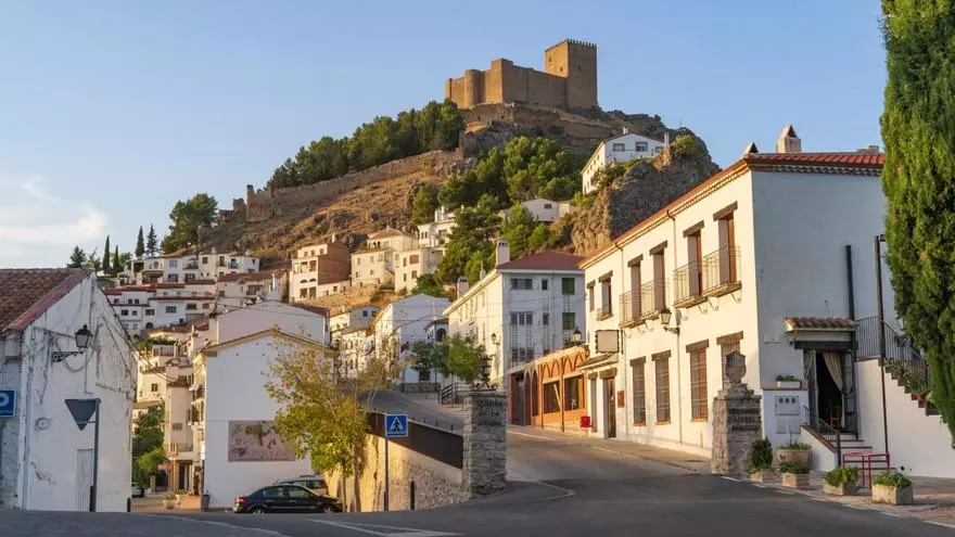 Vigilado por un castillo y rodeado de naturaleza: el pueblo de Andalucía perfecto si buscas un verano con frío