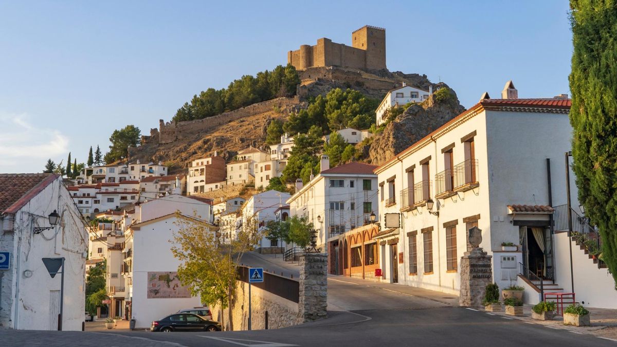 Vigilado por un castillo y rodeado de naturaleza: el pueblo de Andalucía perfecto si buscas un verano con frío