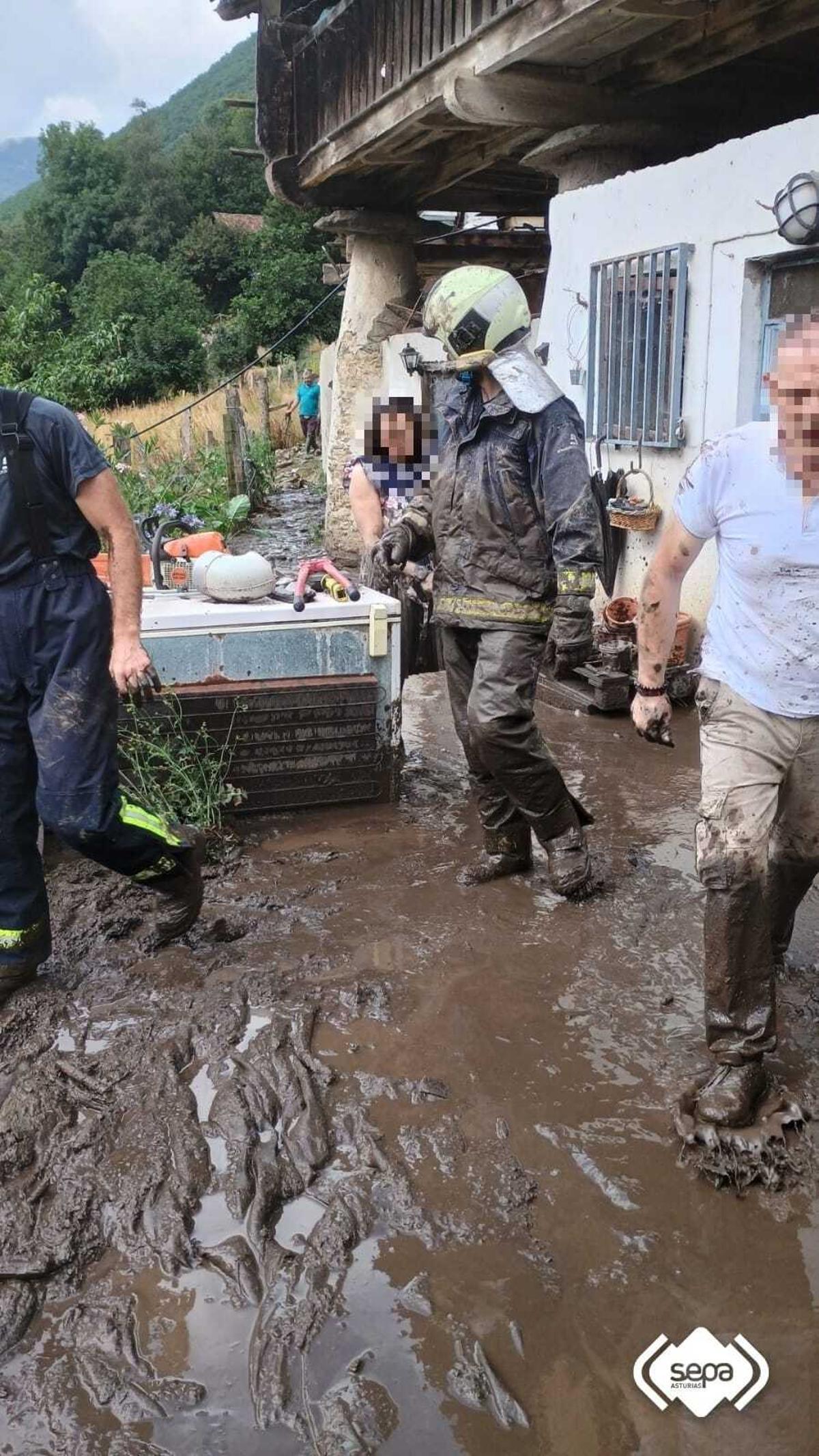 Las fuertes precipitaciones y la inundación de un río provocaron las inundaciones