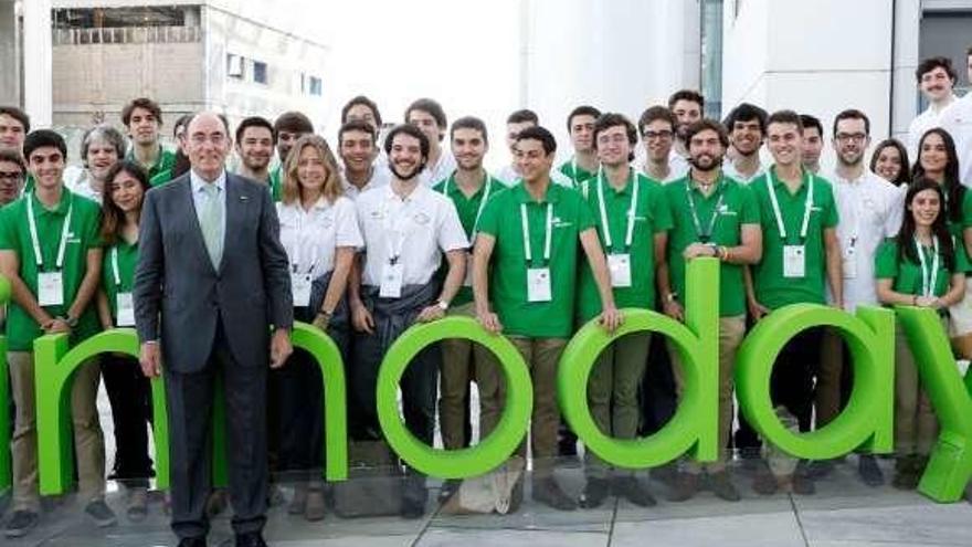 Ignacio Sánchez Galán junto a los participantes en el Innoday.