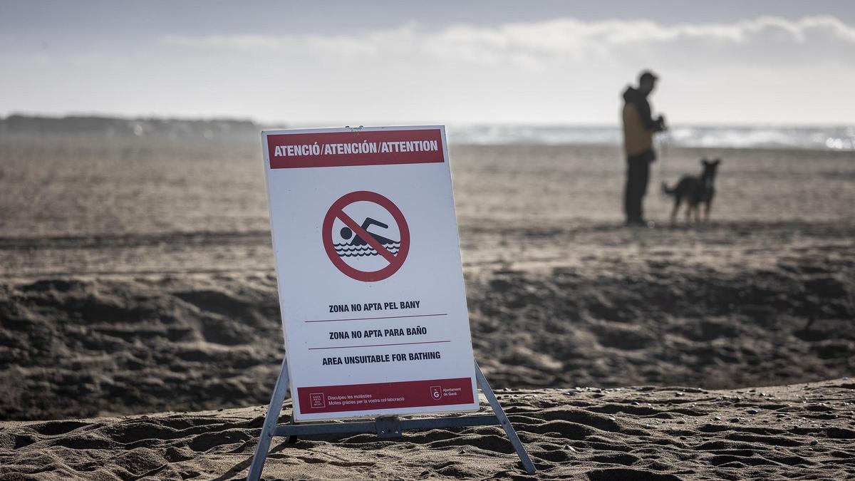 Cartel de 'prohibido el baño', ayer en la desembocadura del estanque de la Murtra.