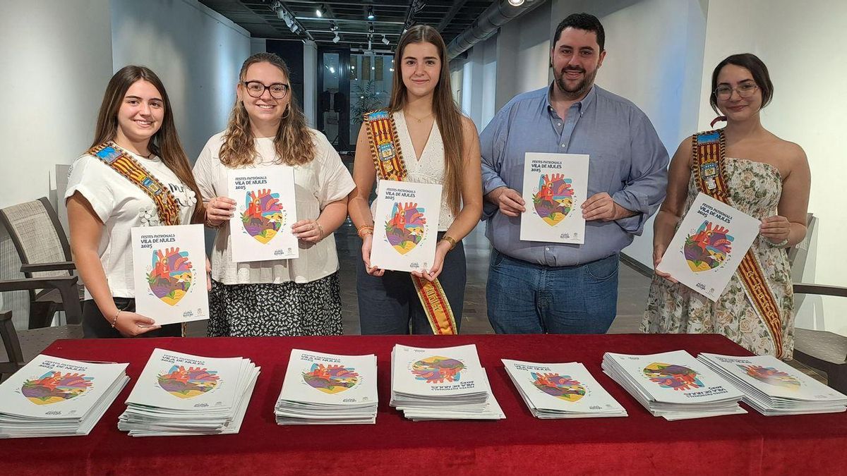La reina y damas de las fiestas, el alcalde y la concejala del área han repartido el programa de actos de los festejos de Nules