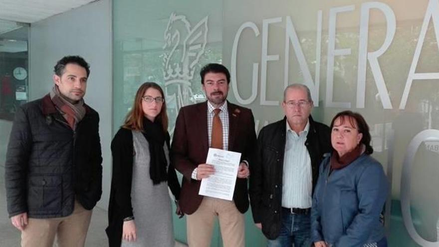 Ediles del PP en la sede de la Generalitat de la Rambla entregando su escrito.