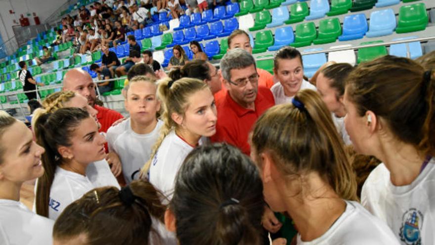 Jugadores y técnicos del Salud Tenerife forman un corro antes de su partido de pretemporada contra el Remudas.