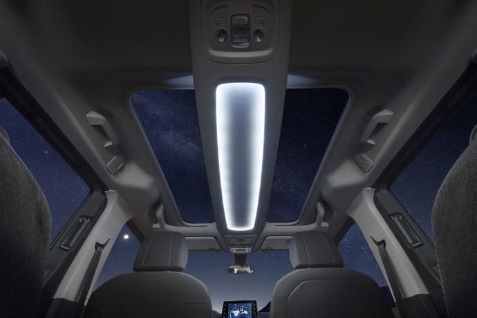The sky’s the limit: Occupants of the new Opel Combo Life will get stars in their eyes with the optional panoramic roof, which also features a shelf illuminated by LED lighting in the ceiling.