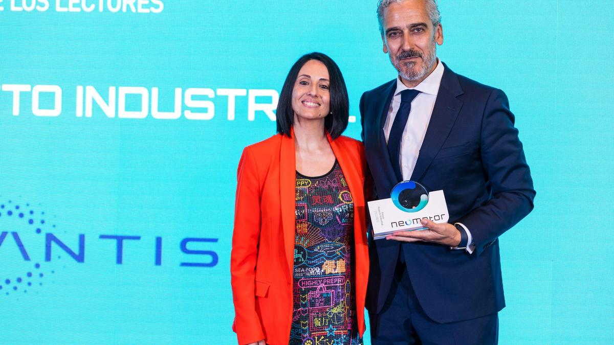 La Secretaria de Estado de Industria, Rebeca Torró, entrega el premio al Proyecto Industrial a José Antonio León Capitán, director de comunicación y relaciones institucionales Stellantis Iberia.