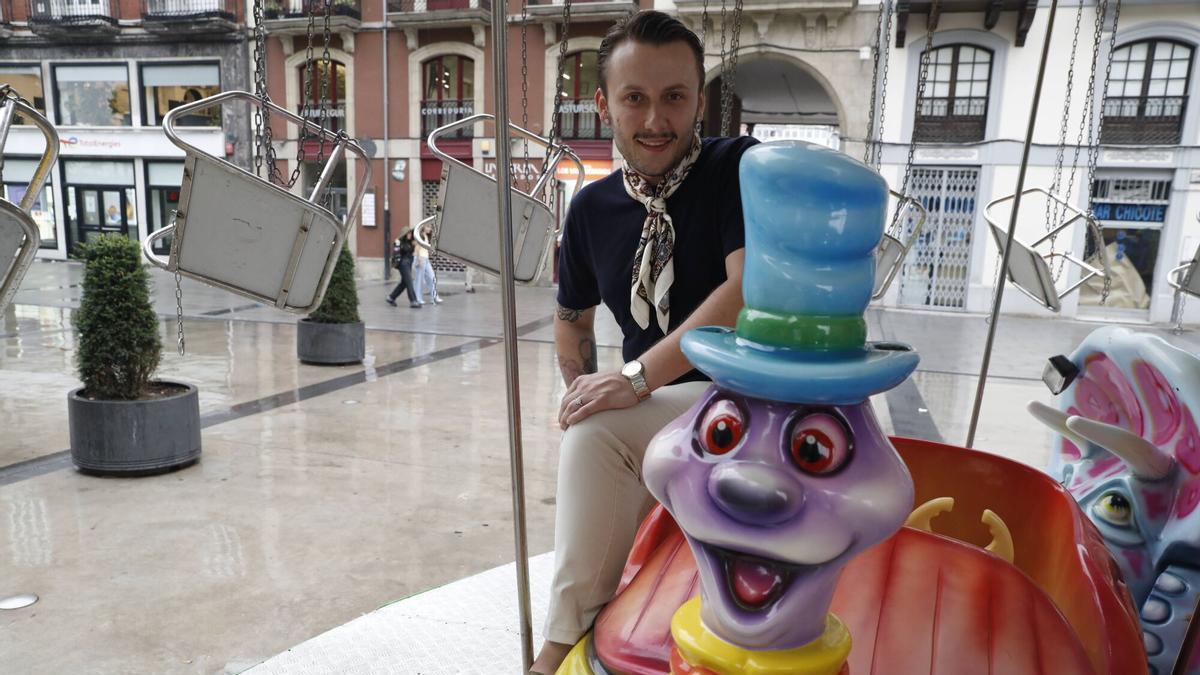 Agustín Hernández, en uno de los caballitos instalados en el parque del Muelle