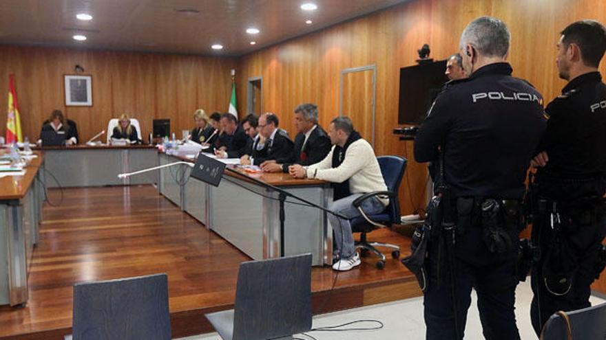 El acusado, con jersey blanco, en la primera sesión del juicio, a inicios de semana.