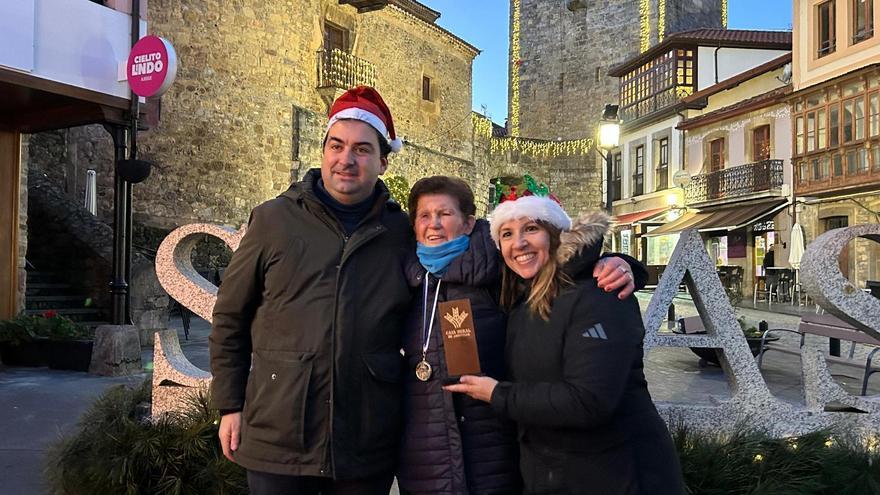 En el centro, Nieves Rodríguez tras recibir el premio como corredora más veterana de la San Silvestre de manos de Sergio Hidalgo y Sonia García, alcalde y concejala de Deportes de Salas.