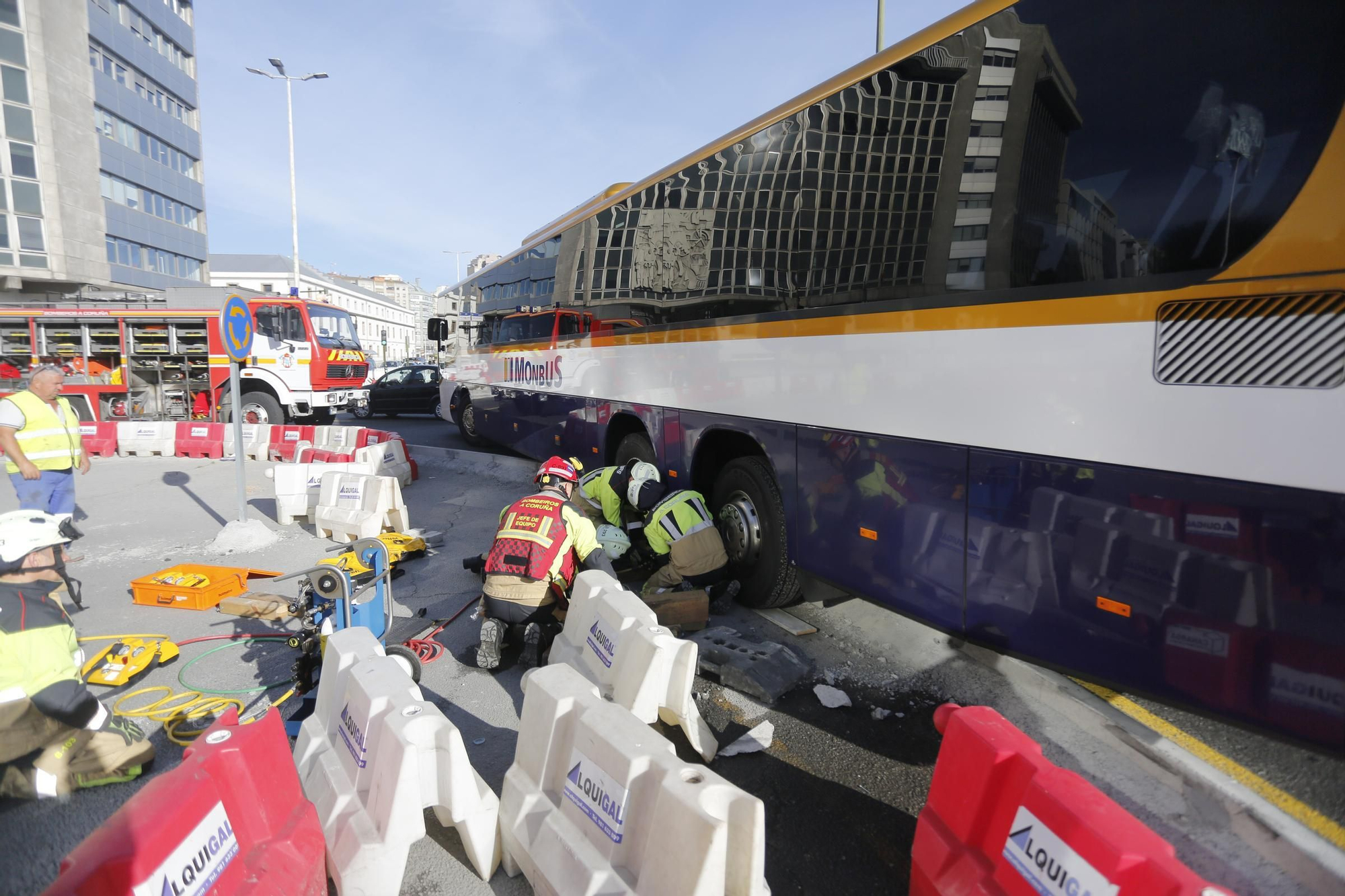 Un autobús, atascado en la nueva glorieta junto a la Casa del Mar