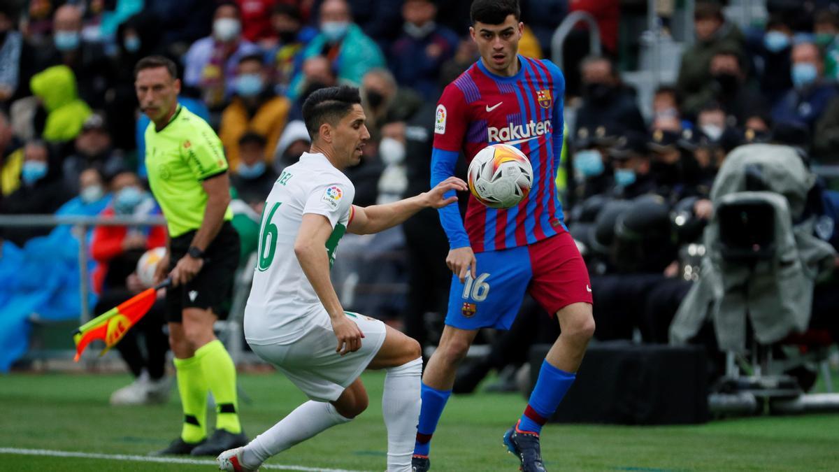 Pedri controla un balón ante Fidel.