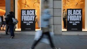 Com no fondre la targeta pel Black Friday: aquests són els consells de l’OCU