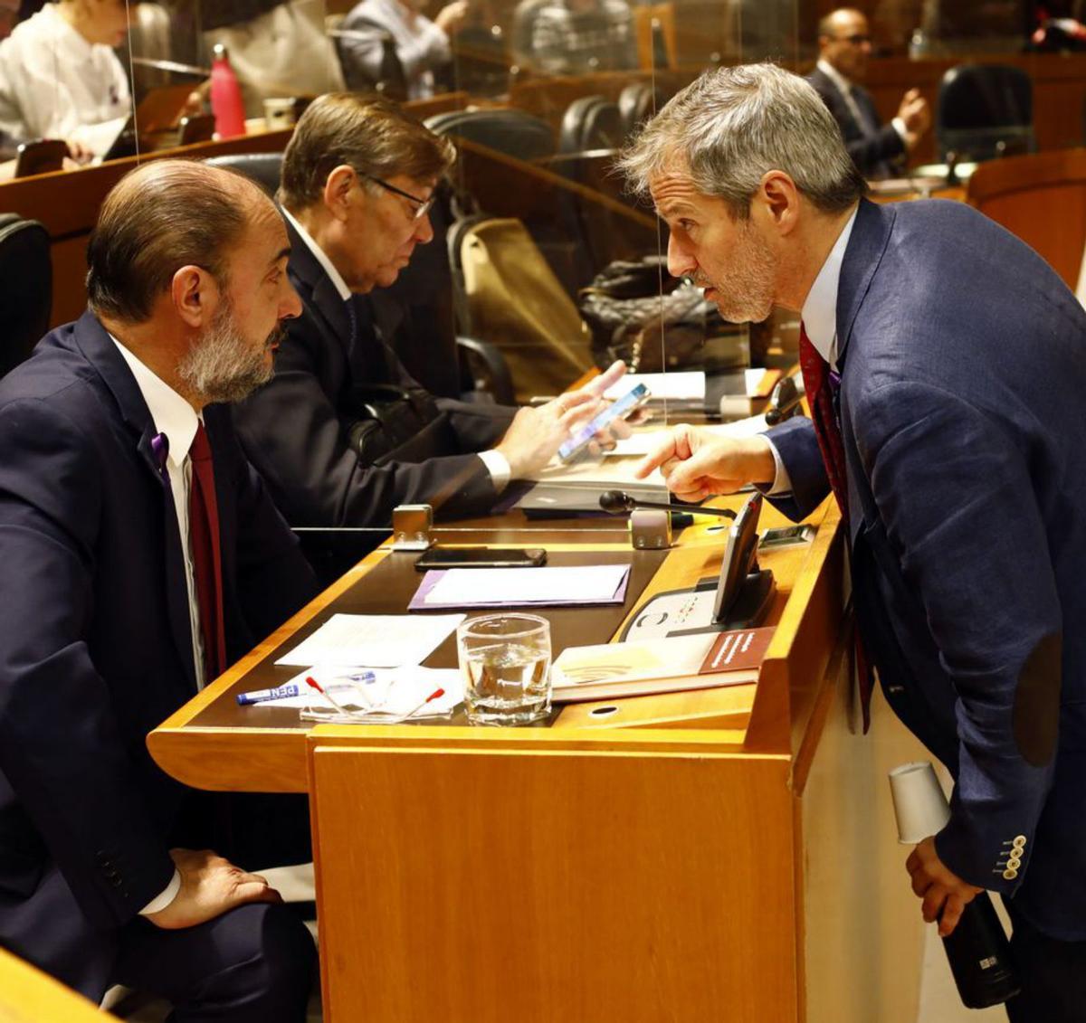 El posible candidato 8 Pérez Calvo charla en las Cortres con Lambán. | JAIME GALINDO
