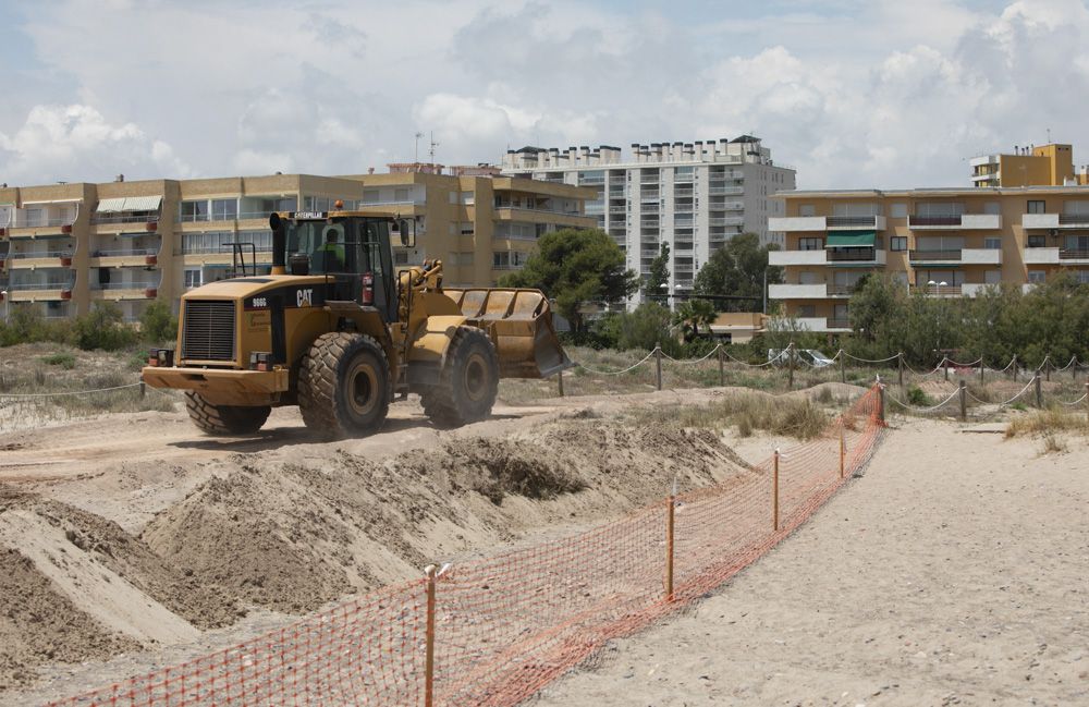 Carrera a contrareloj para tener a punto la playa de Canet d'En Berenguer