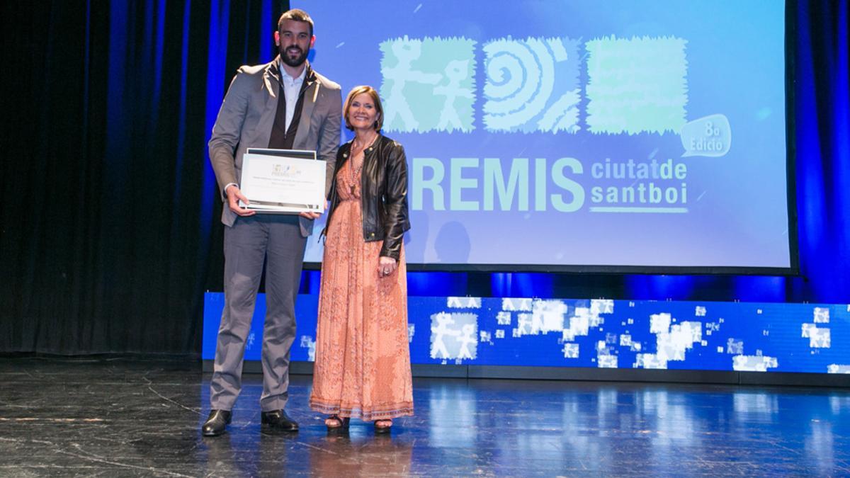 Marc Gasol junto a la alcaldesa Lluïsa Moret en los Premios Cuidad de Sant Boi 2016