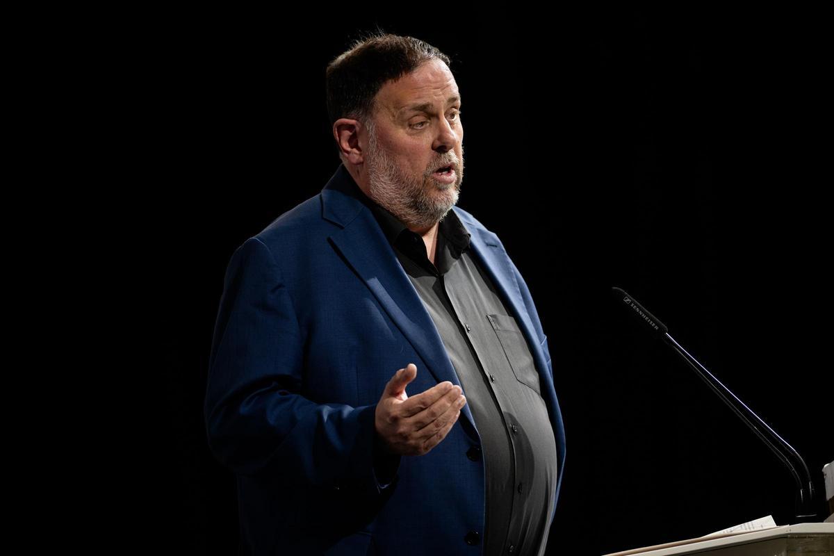 Oriol Junqueras: «Ens mantenen inhabilitats, perquè se saben incapaços de guanyar-nos a les urnes» Oriol Junqueras: «Ens mantenen inhabilitats, perquè se saben incapaços de guanyar-nos a les urnes»
