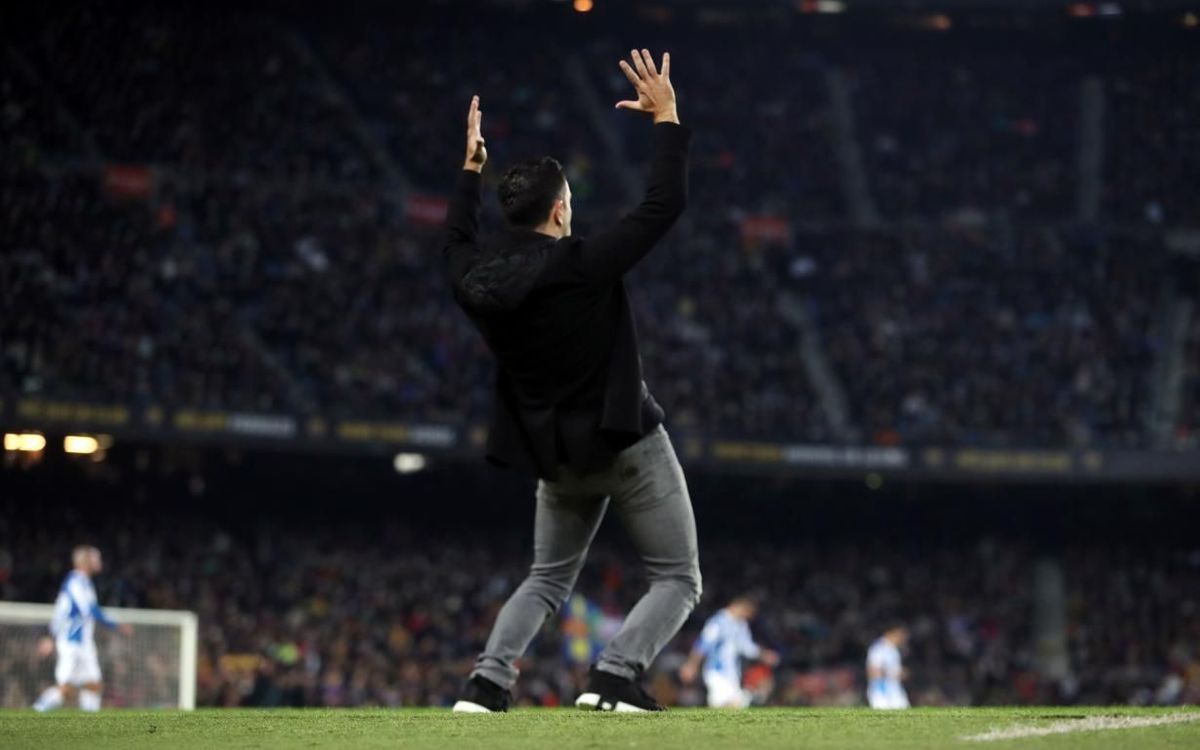 Xavi se lamenta de una jugada en el Barça-Espanyol en el Camp Nou.