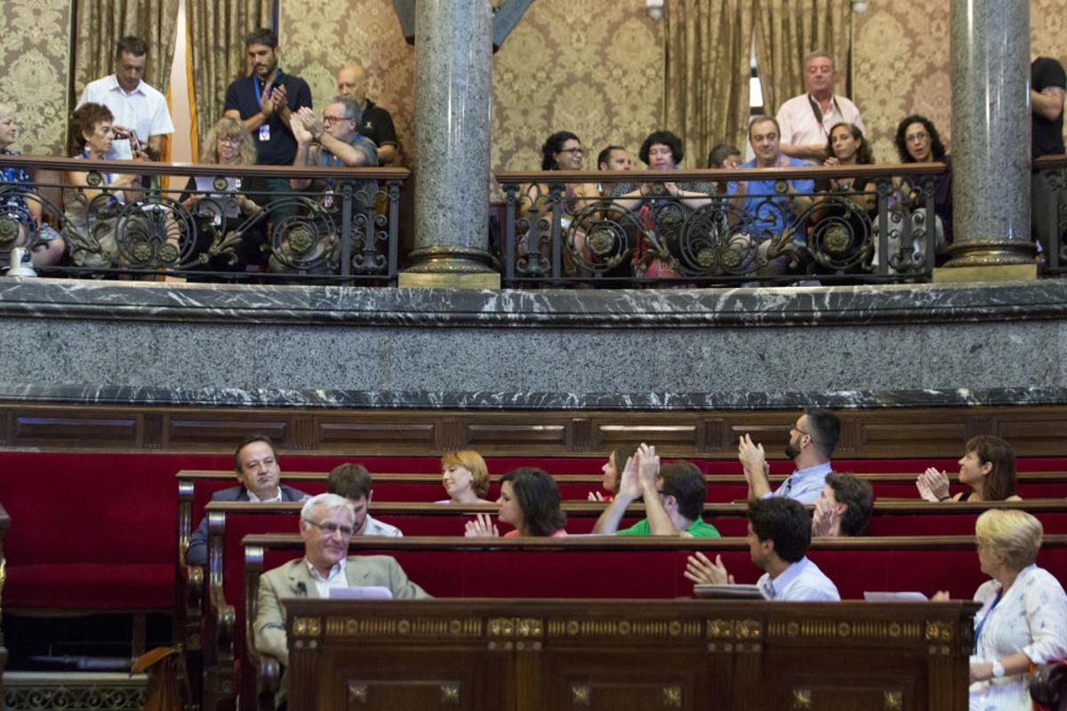 2015. El nuevo gobierno municipal aplaude a los miembros de Salvem por su lucha durante el primer pleno. G.Caballero