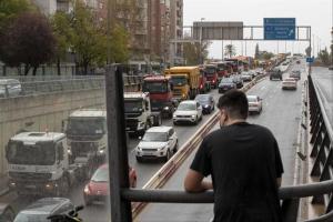 Una caravana de camiones recorre de forma lenta las principales avenidas de Murcia.