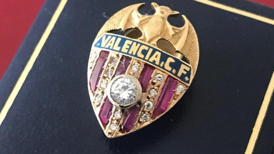 Venden insignia ‘única’ de una figura destaca del Valencia CF