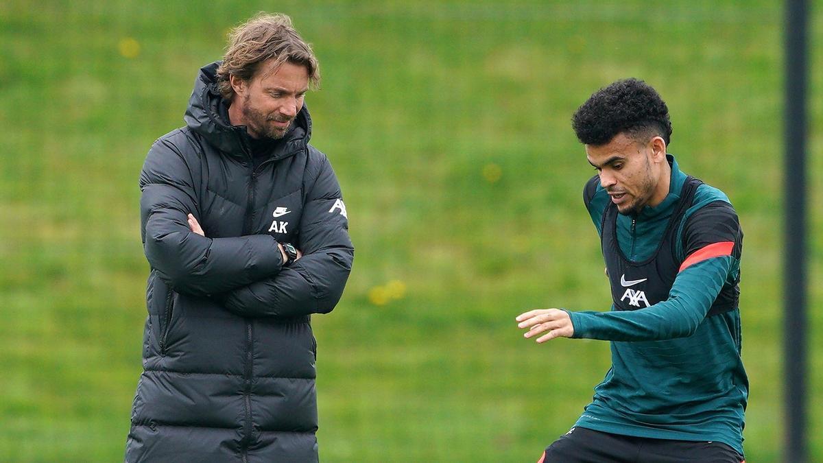 Klopp, pendiente de Luis Díaz en la sesión de Melwood, la ciudad deportiva del Liverpool.