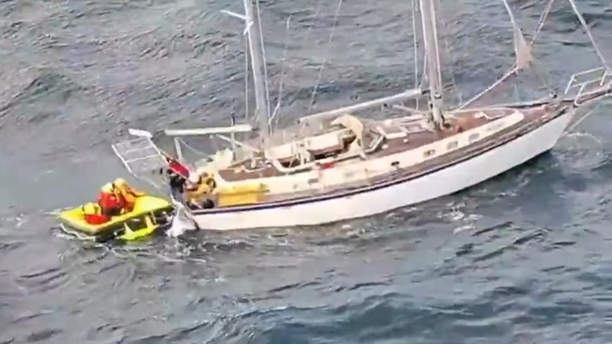 Así fue el complejo rescate a 155 millas de Galicia