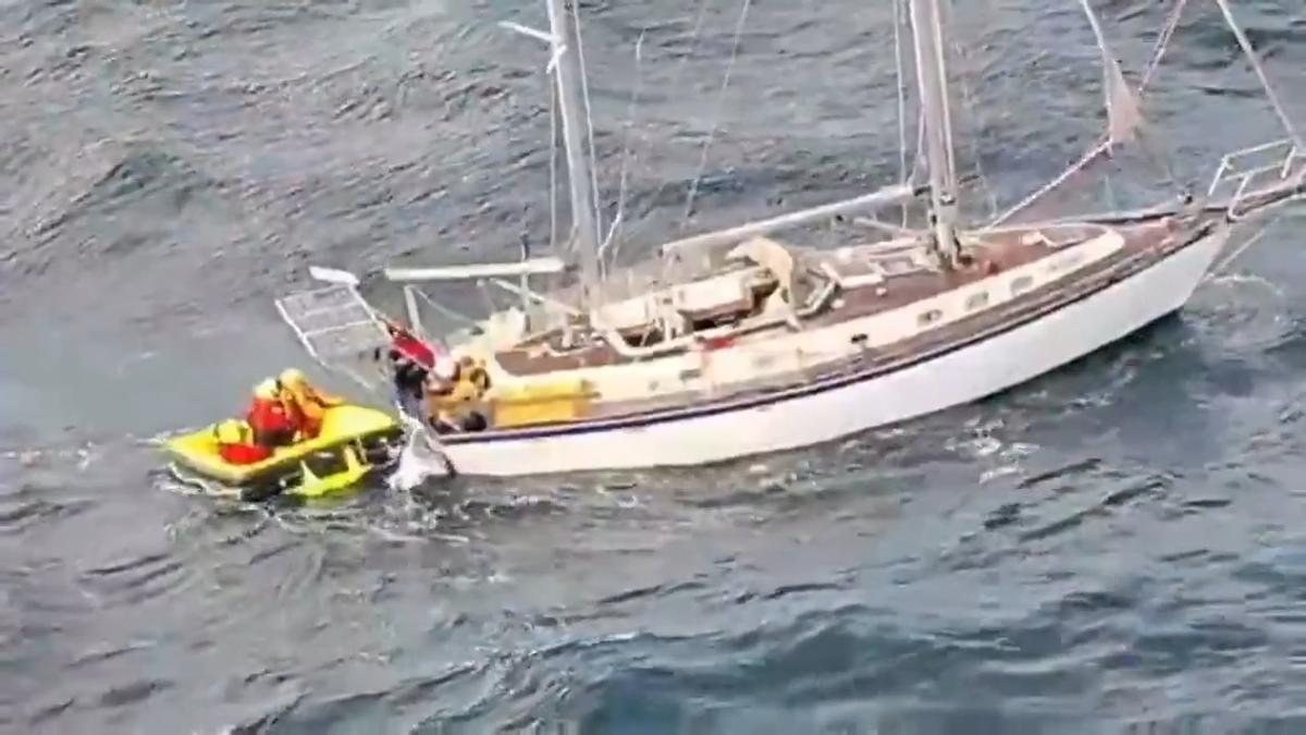 Así fue el complejo rescate a 155 millas de Galicia